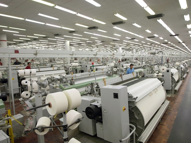produção têxtil - Parte interna de uma indústria de produção têxtil.