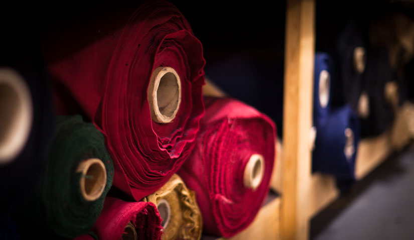 Controle de qualidade têxtil- Rolos de malha em depósito, que não utiliza um modelo de armazenamento colmeia, que é o mais indicado para um controle de qualidade têxtil eficiente.