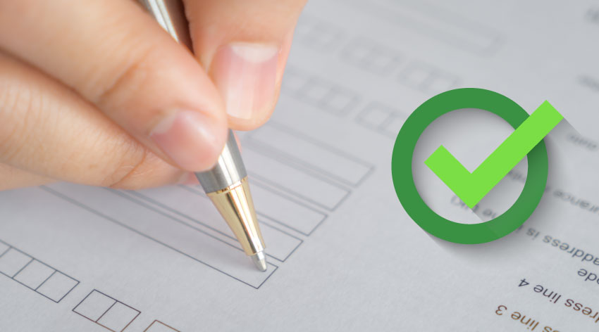 Pessoa fazendo um checklist em uma ficha técnica sobre a produtividade têxtil da fábrica de confecção.