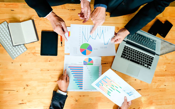 Equipe de vendas realizando o planejamento comercial em uma indústria têxtil, entre um dos pontos levantados está a importância da comunicação com o PCP.
