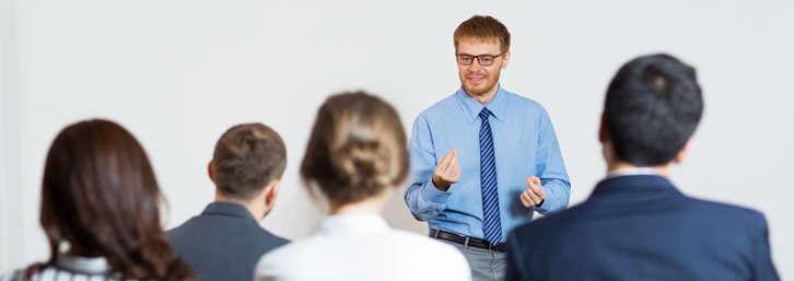 Personas recibiendo entrenamiento sobre una nueva tecnología para evitar el desperdicio en la confección