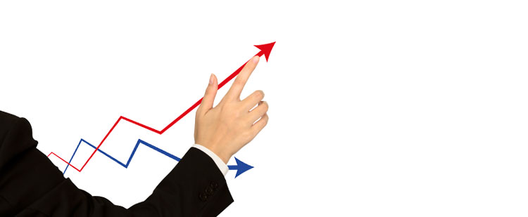 Hombre señalando el crecimiento positivo de la producción, después de la inversión en sostenibilidad en la confección