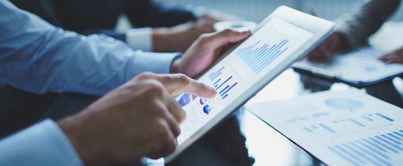 Personas analizando gráficos de control de calidad