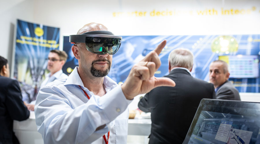 Homem testando a novidade com óculos de realidade aumentada na ITMA 2019.